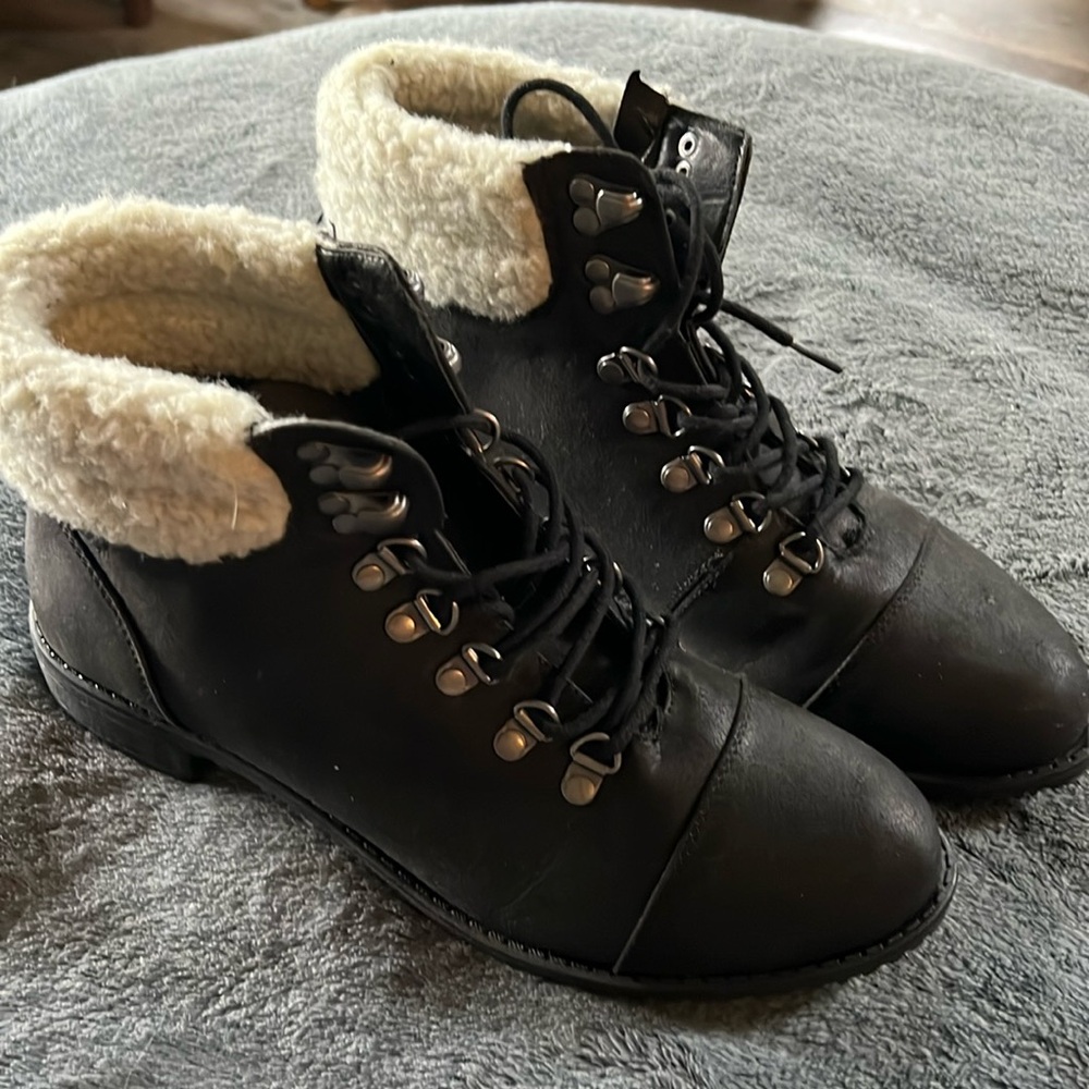 NWT Cliffs Women’s Lace Up Boots -Size 10 - Black with Cream Faux Fur Trim